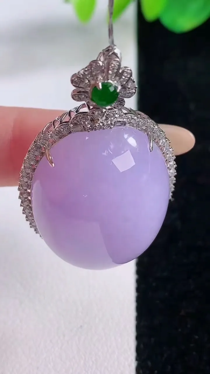 天然A货翡翠18K金紫罗兰蛋面吊坠，尺寸43.3-26.2-14.7，裸石29.4-22.4重量:18.50g
12月2日