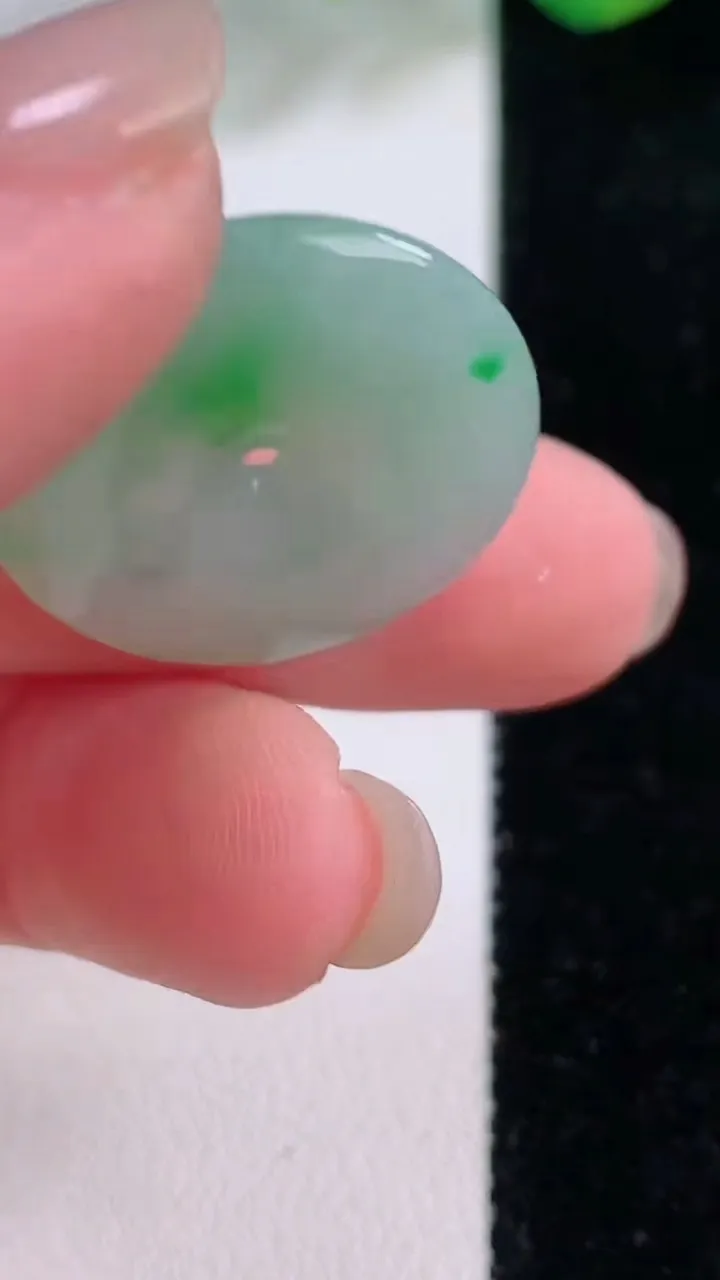 天然A货翡翠平安扣吊坠，尺寸23-4.6，重量:5.21g
12月2日