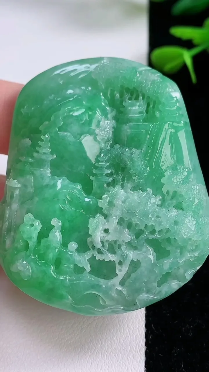 天然A货翡翠山水牌吊坠，尺寸55-46-12，重:54.33g
12月2日