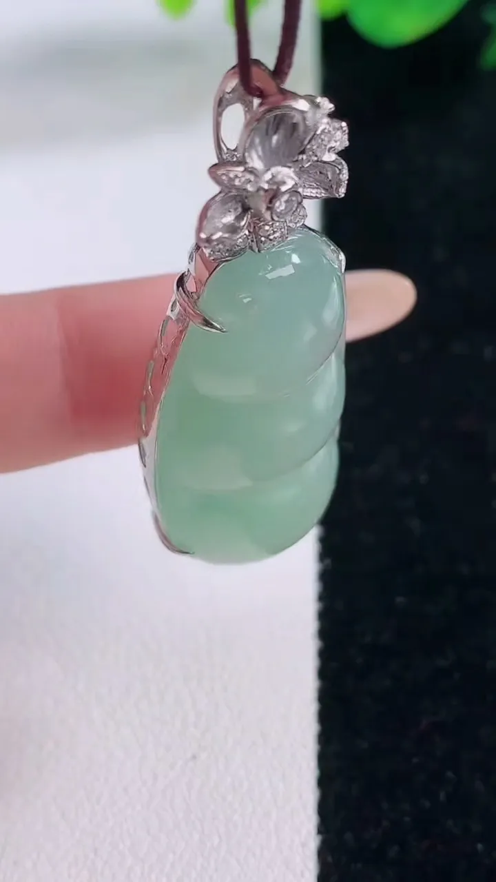 天然A货翡翠福豆吊坠，尺寸46.8-33.6-16.2-9.3，重量:9.12g
12月2日