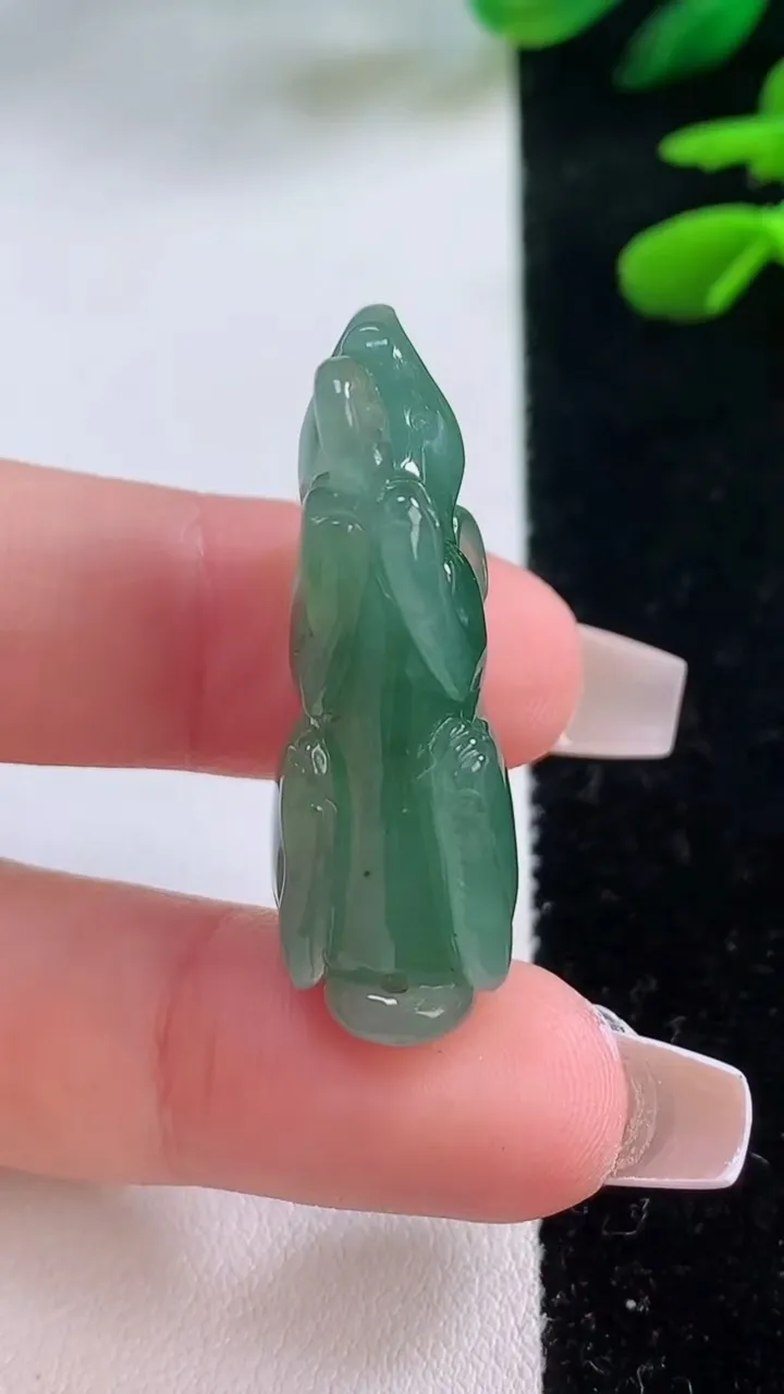 天然A货翡翠生肖鼠吊坠，尺寸17.8-34.6-12，重量:14.15g
12月2日