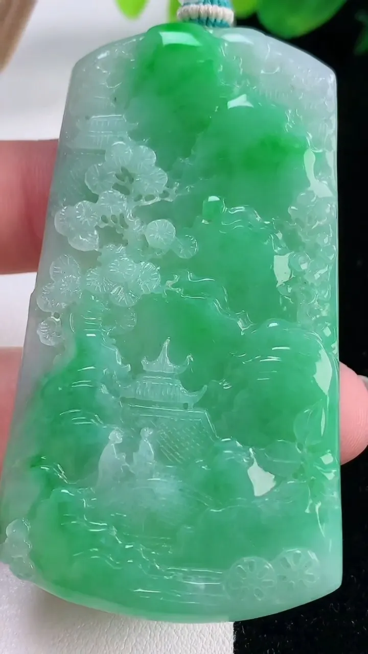 天然A货翡翠山水牌吊坠，尺寸65.2-36-5，重量:33.92g
12月2日