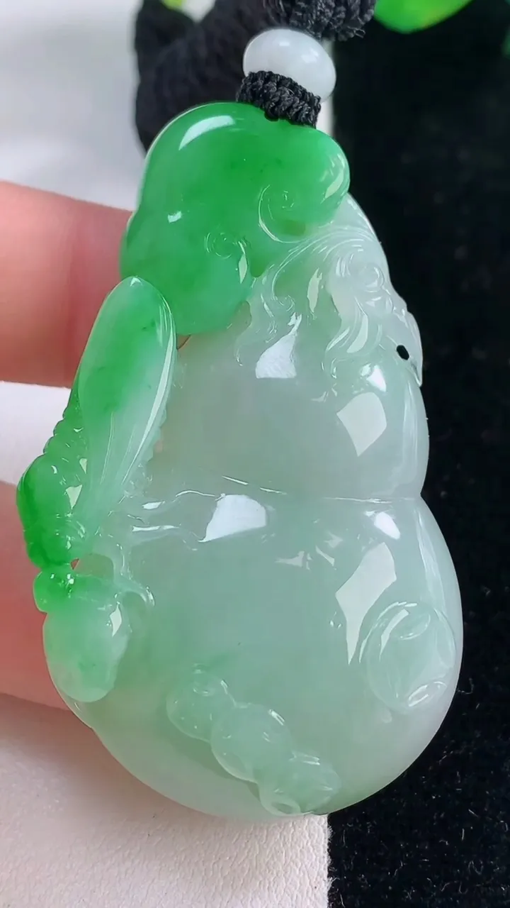 天然A货翡翠葫芦吊坠，尺寸54.8-32.3-11.7，重量:41.24g
12月2日