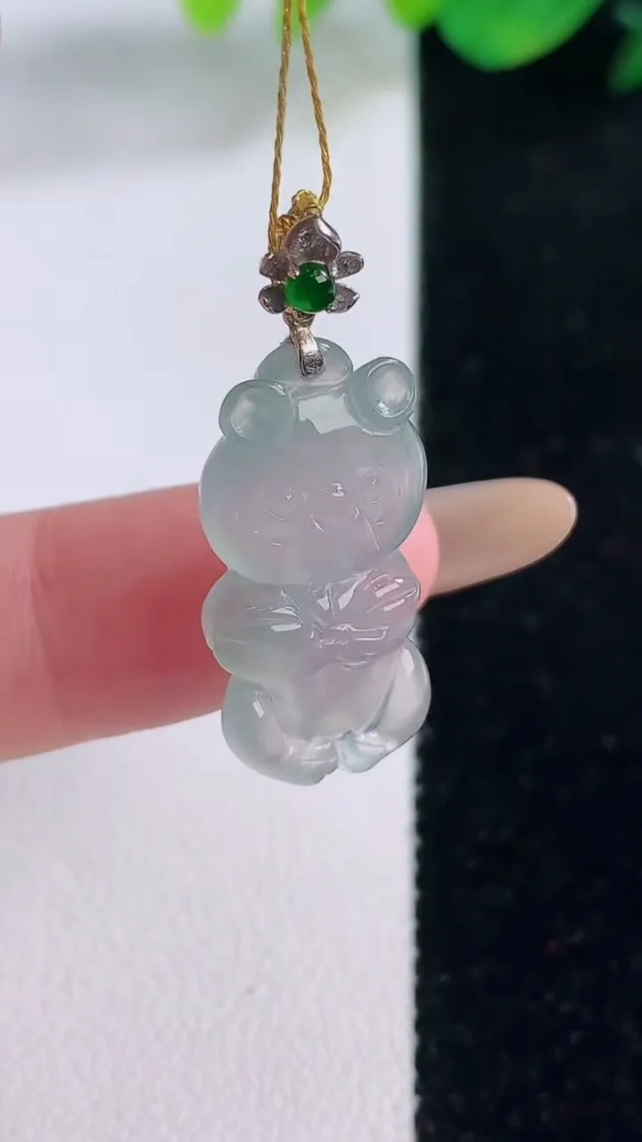 天然A货翡翠小熊吊坠，尺寸29.3-11.5-5.8，重量:3.11g
12月2日