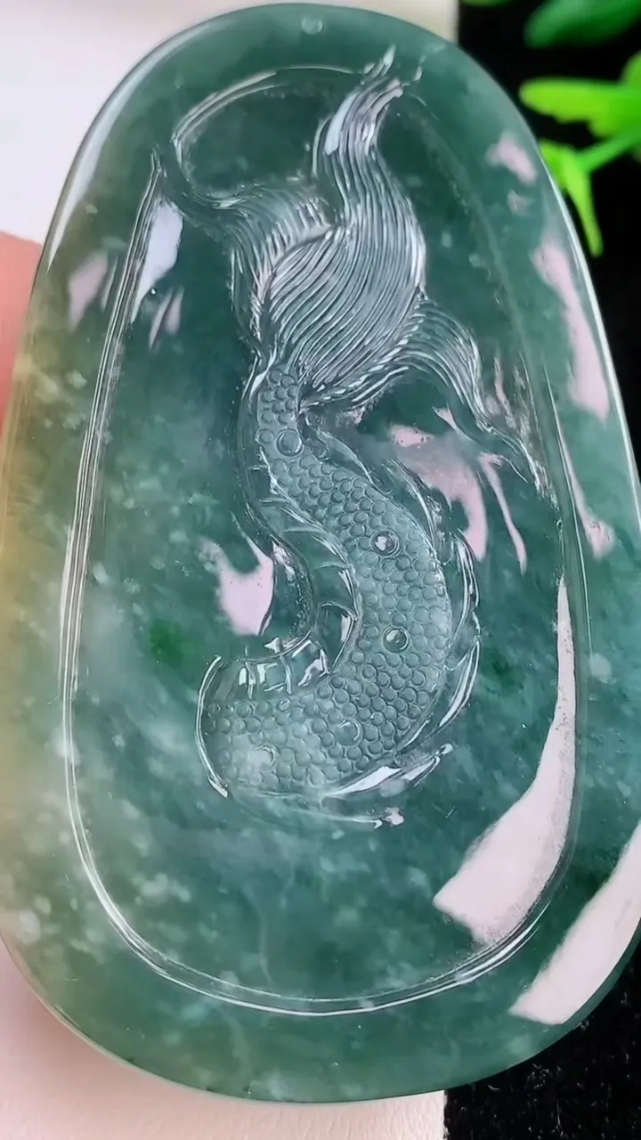 天然A货翡翠双彩龙牌吊坠，尺寸76-46-13，重:74.29g
12月2日