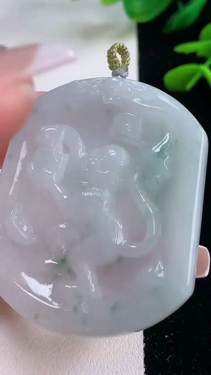 天然A货翡翠飘花生肖猴吊坠，尺寸51.5-43-6.2，重量:27.85g
12月2日