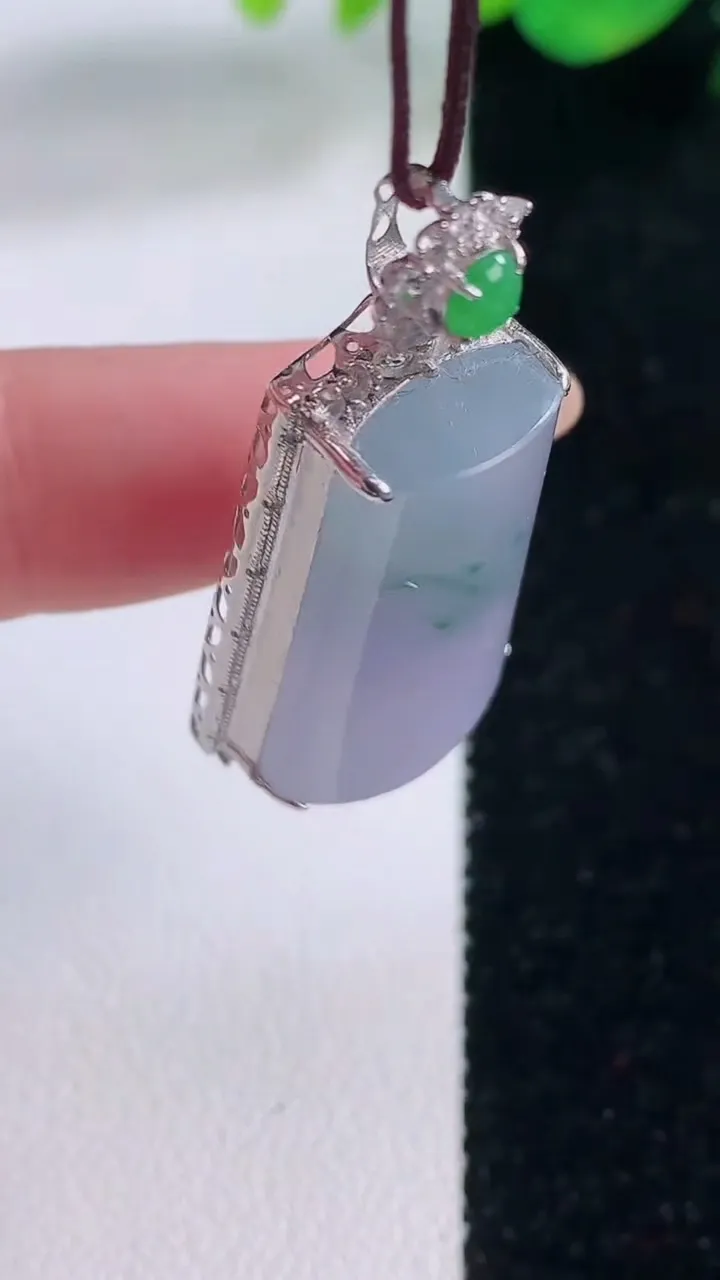 天然A货翡翠18K金紫罗兰飘花无事牌吊坠，尺寸38.5-11.2-9.4，裸石26-15.4重量:7.76g
12月2日