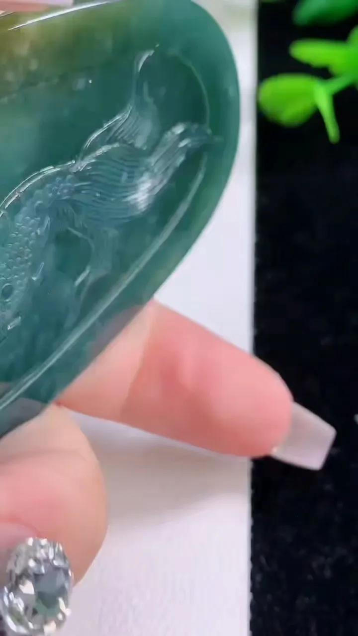 天然A货翡翠双彩龙牌吊坠，尺寸76-46-13，重:74.29g
12月2日