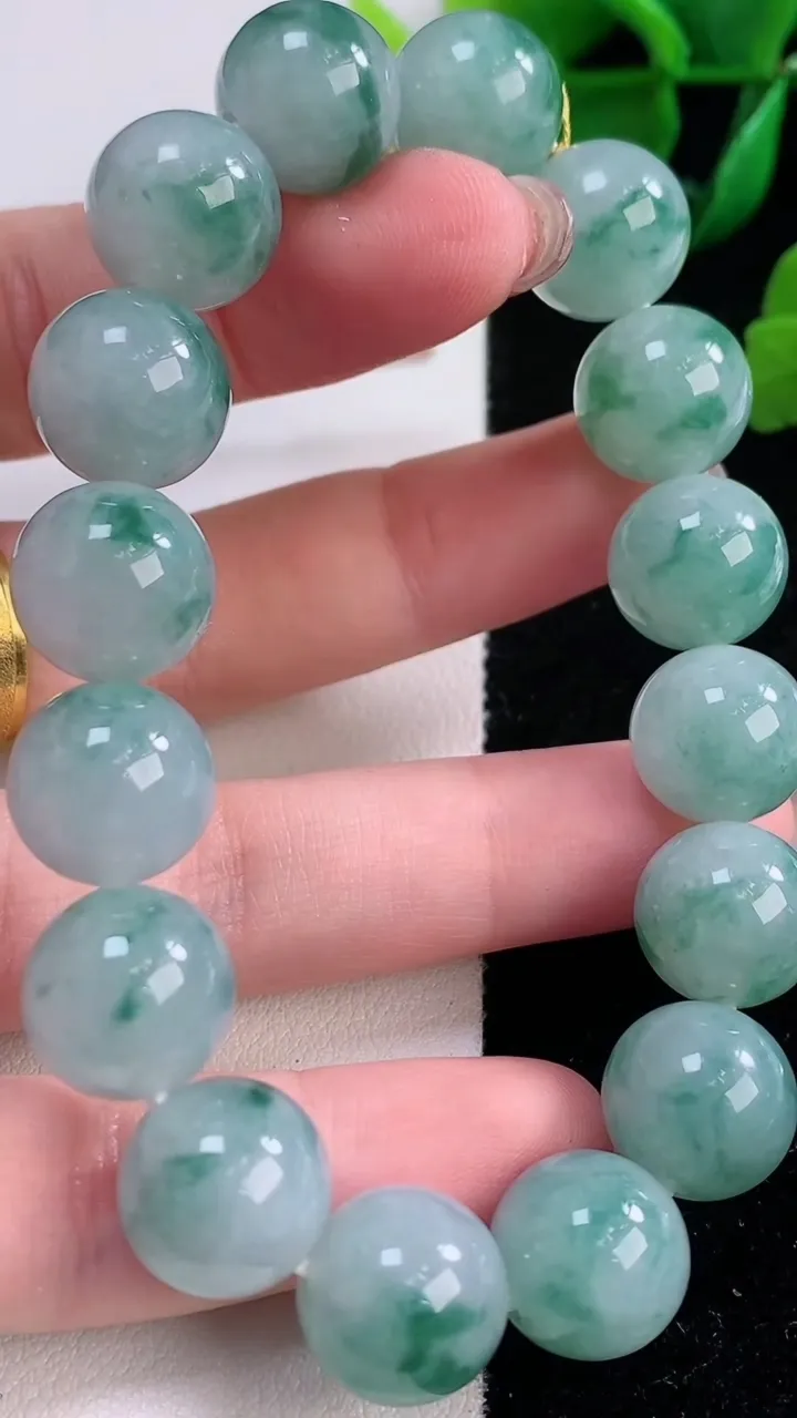 天然A货翡翠飘花圆珠手串，尺寸12.3-16颗，重量:54.17g12月2日
工厂直销收藏佳品,种好水足，色泽均匀，有种有色，上手高大气！
