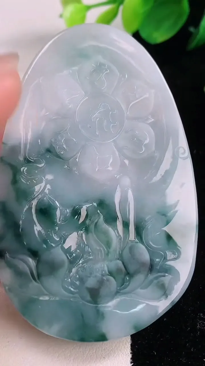 天然A货翡翠飘花文殊菩萨吊坠，尺寸72.8-47-8.6，重量:59.76g
12月2日
