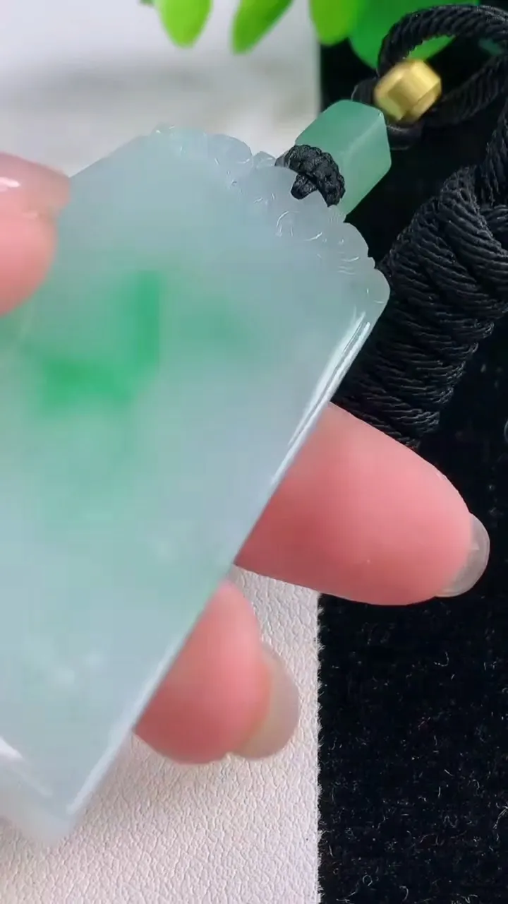 天然A货翡翠仿古无事牌吊坠，尺寸57.7-35.4-6.2，重量:40.14g
12月2日