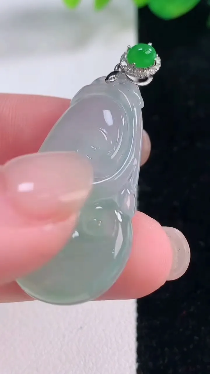天然A货翡翠如意吊坠，尺寸36.6-20-5.5，重量:8.44g
12月2日