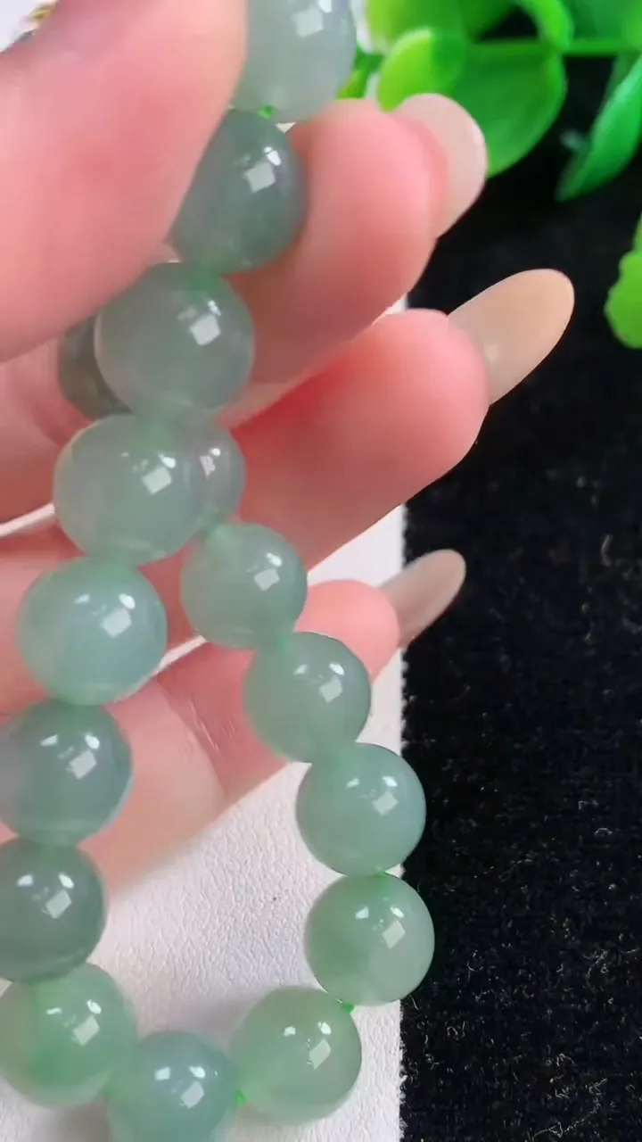 天然A货翡翠圆珠手串，尺寸10-20颗，重量:34.28g12月2日
工厂直销收藏佳品,种好水足，色泽均匀，有种有色，上手高大气！