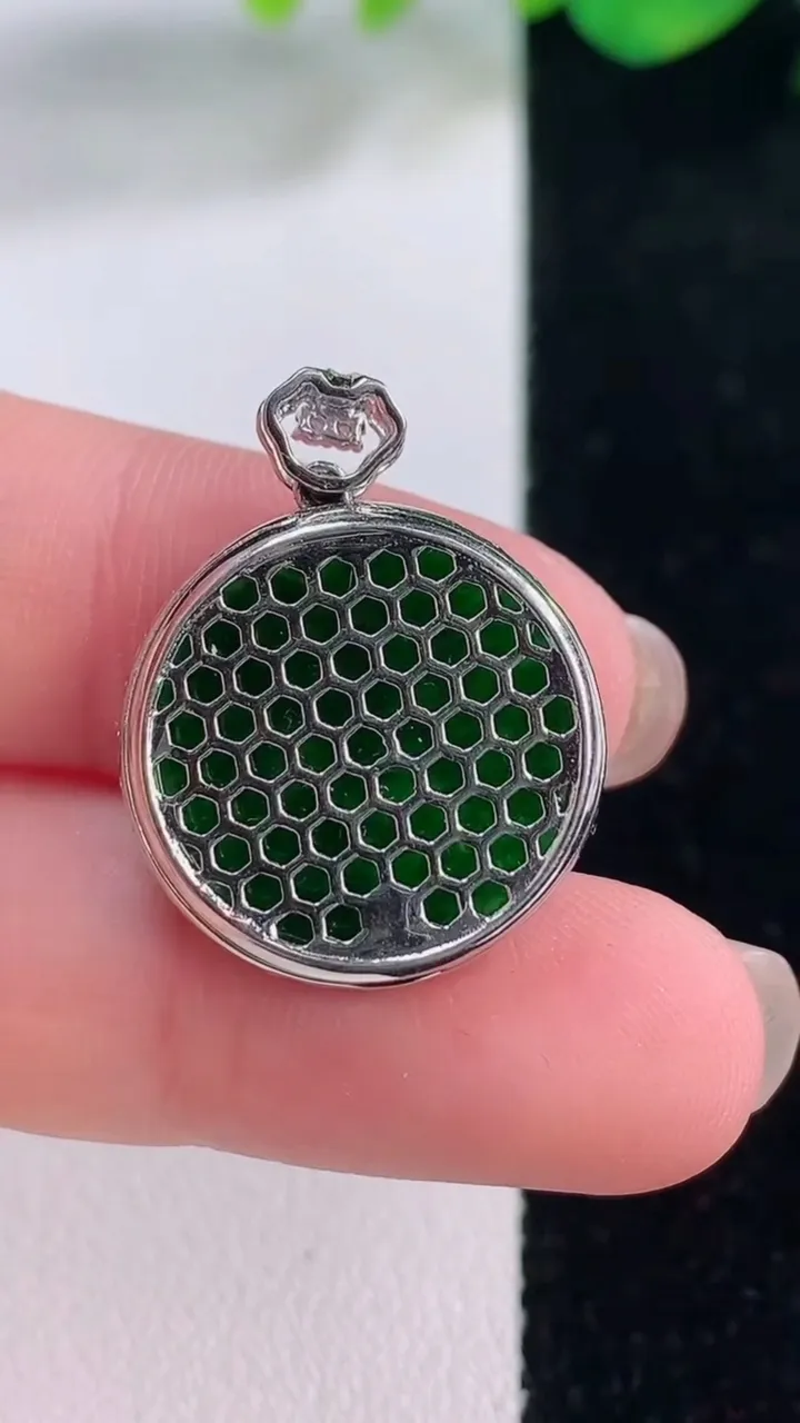 天然A货翡翠无事牌吊坠，尺寸19.5-3.7，重量:2.63g
12月2日