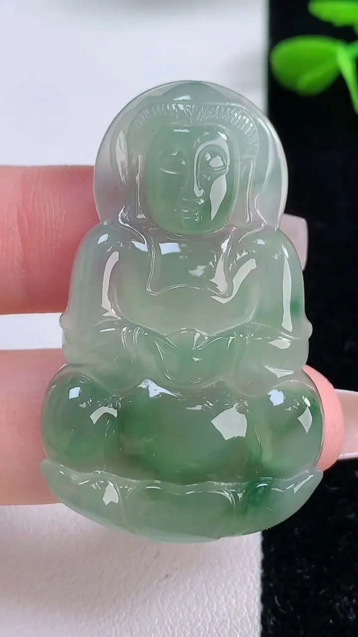 天然A货翡翠观音菩萨吊坠，尺寸45.5-28-4.2，重:9.77g
12月2日