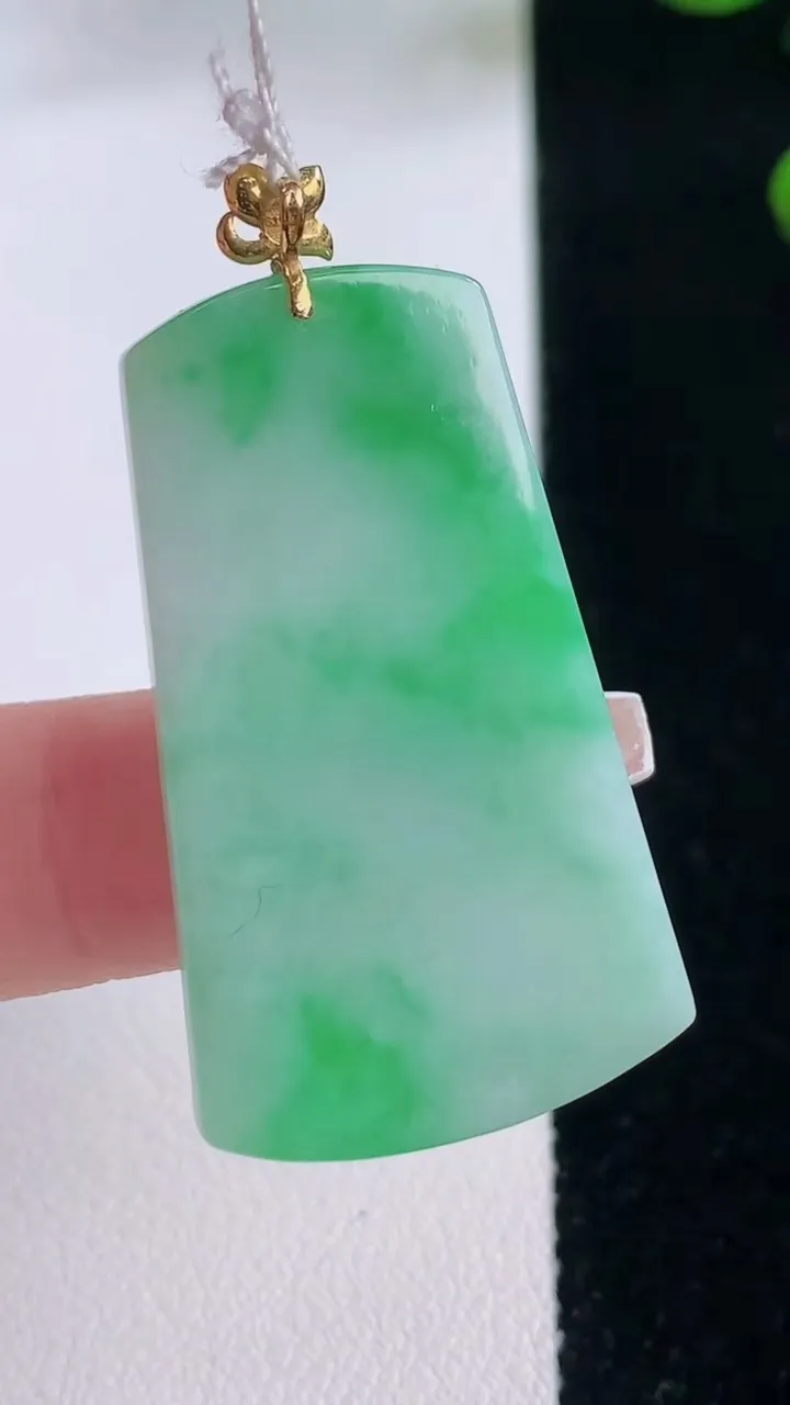 天然A货翡翠无事牌吊坠，尺寸38.5-22.7-2.5，重量:6.51g
12月3日