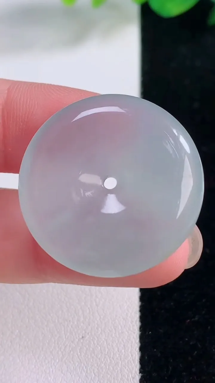 天然A货翡翠平安扣吊坠，尺寸28-5.7，重量:10.08g
12月2日