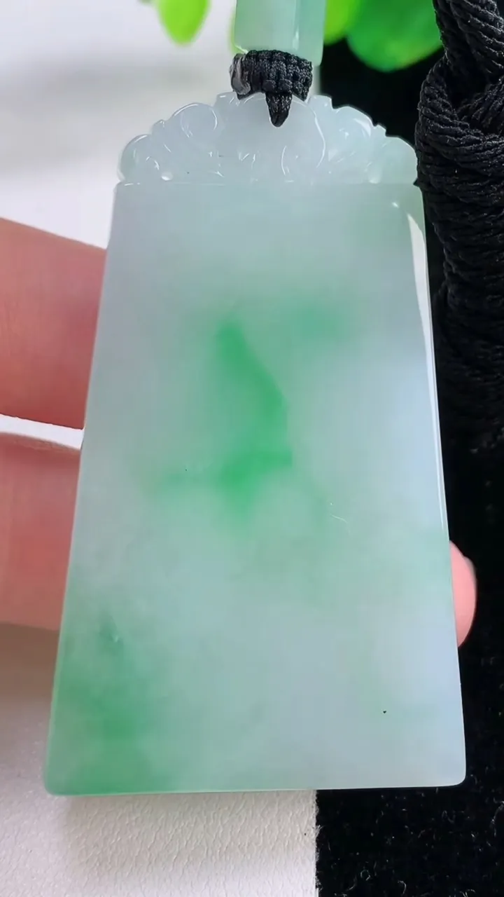 天然A货翡翠仿古无事牌吊坠，尺寸57.7-35.4-6.2，重量:40.14g
12月2日