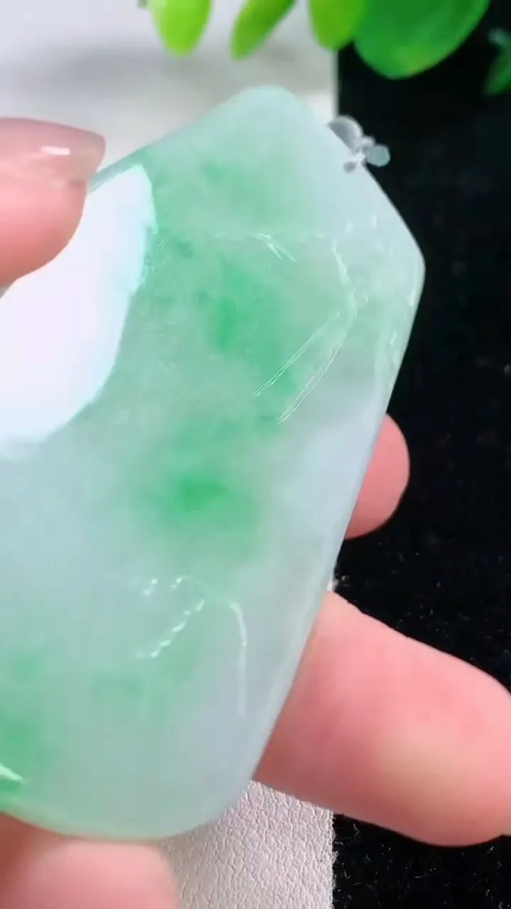 天然A货翡翠山水牌吊坠，尺寸68.7-41.4-5.2，重量:34.27g
12月2日