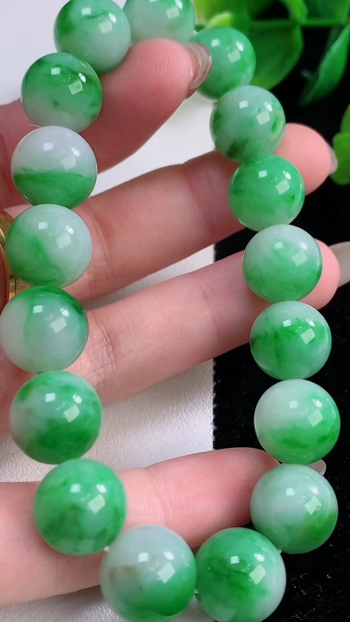 天然A货翡翠圆珠手串，尺寸11.8-17颗，重量:52.20g12月2日
工厂直销收藏佳品,种好水足