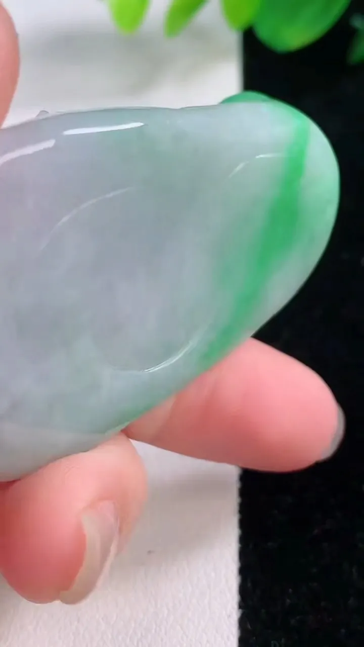 天然A货翡翠逍遥佛吊坠，尺寸55.3-35-12，重量:45.68g
12月2日