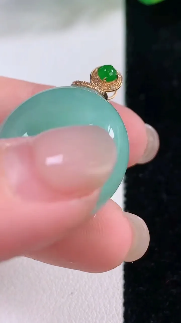 天然A货翡翠平安扣吊坠，尺寸25-11.7，重量:17.51g
12月2日