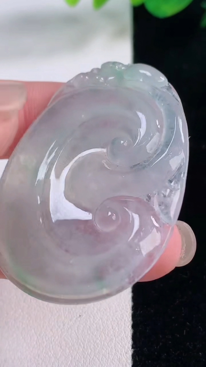 天然A货翡翠如意吊坠，尺寸47.3-35.8-4，重量:14.71g
12月2日