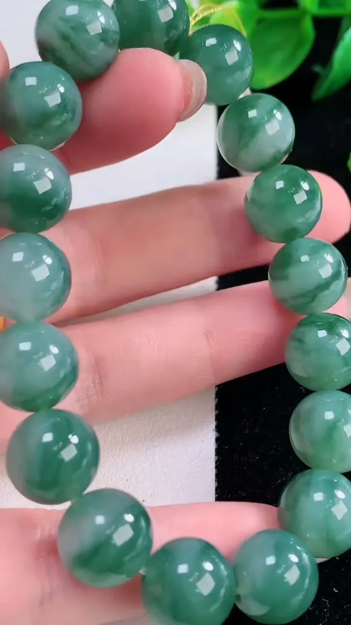 天然A货翡翠飘花圆珠手串，尺寸11.3-17颗，重量:45.10g12月2日
工厂直销收藏佳品,种好