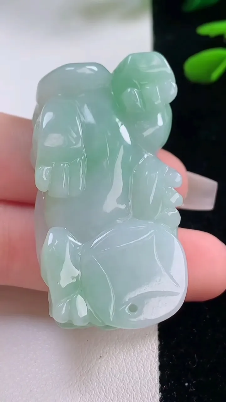 天然A货翡翠霸王貔貅吊坠，尺寸47.2-25.8-12，重量:35.81g
12月2日