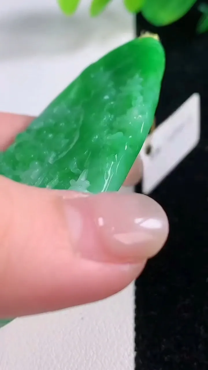 天然A货翡翠山水牌吊坠，尺寸68.6-33.5-5，重量:25.10g
12月2日