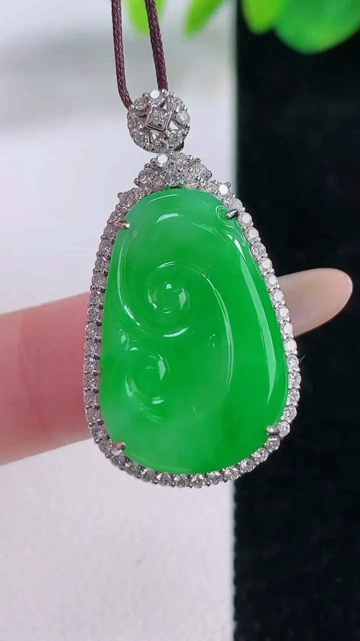 天然A货翡翠如意吊坠，尺寸32.6-17.8-7.9，裸石22-14.7重量:6.33g
12月2日