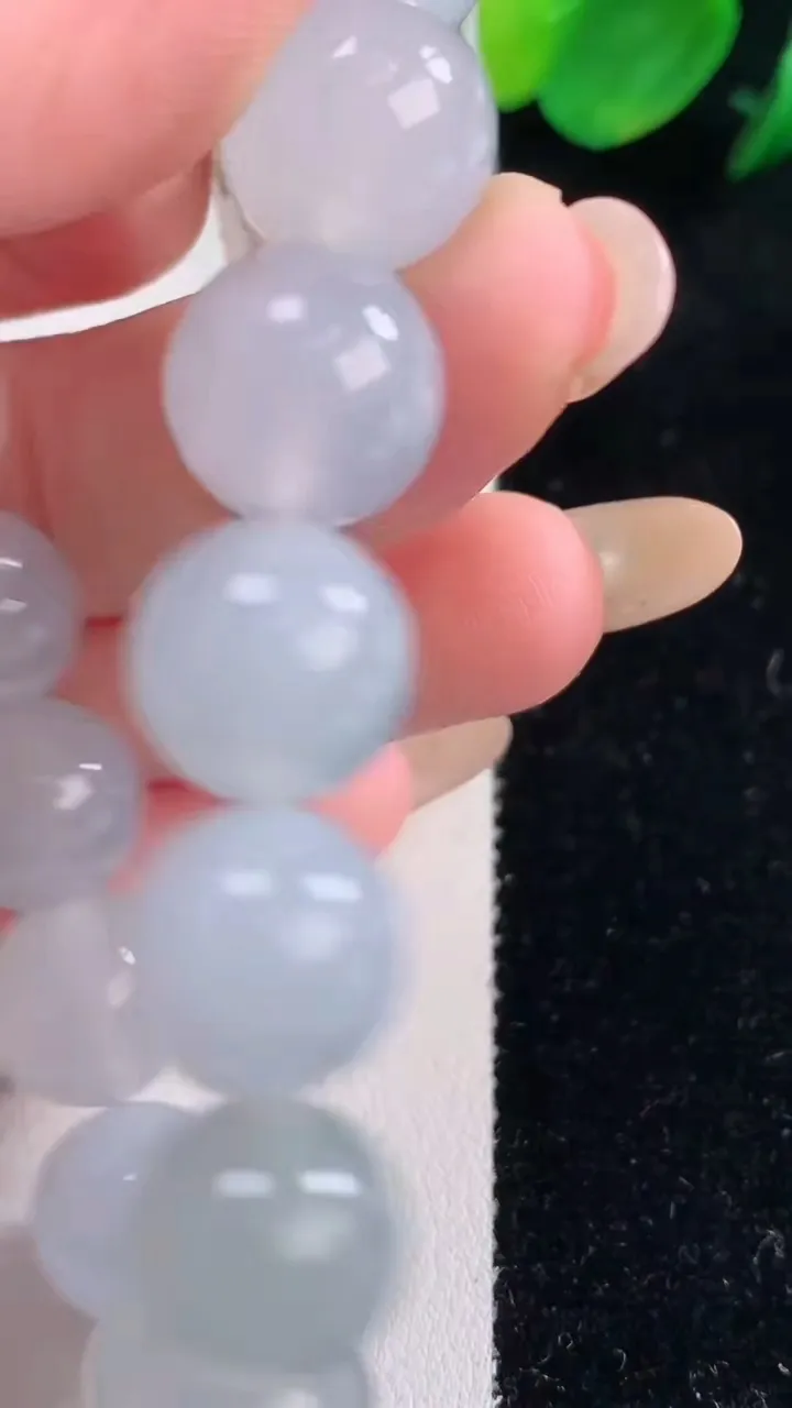 天然A货翡翠种紫罗兰圆珠手串，尺寸12.3-16颗，重量:50.49g12月2日
工厂直销收藏佳品,种好水足，色泽均匀，有种有色，上手高大气！