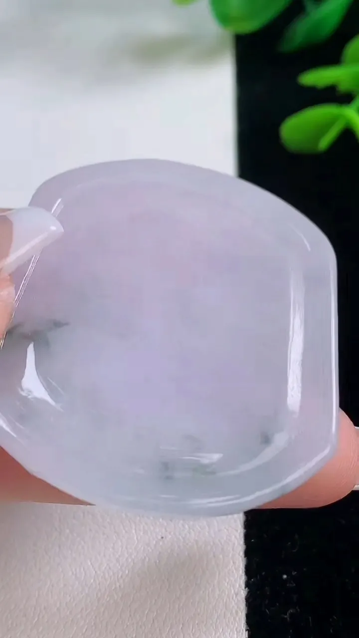 天然A货翡翠紫罗兰飘花麒麟吊坠，尺寸47.8-41.6-3.9，重量:18.45g
12月2日