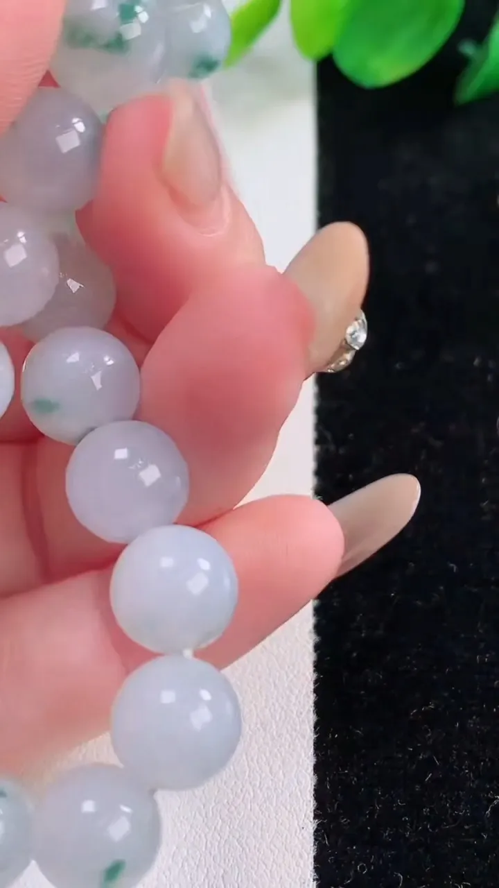 天然A货翡翠种飘花圆珠手串，尺寸10-19颗，重量:32.59g12月2日
工厂直销收藏佳品,种好水足，色泽均匀，有种有色，上手高大气！