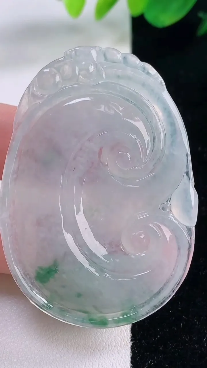 天然A货翡翠冰种飘花如意吊坠，尺寸56-39.6-5.3，重量:20.70g
12月2日