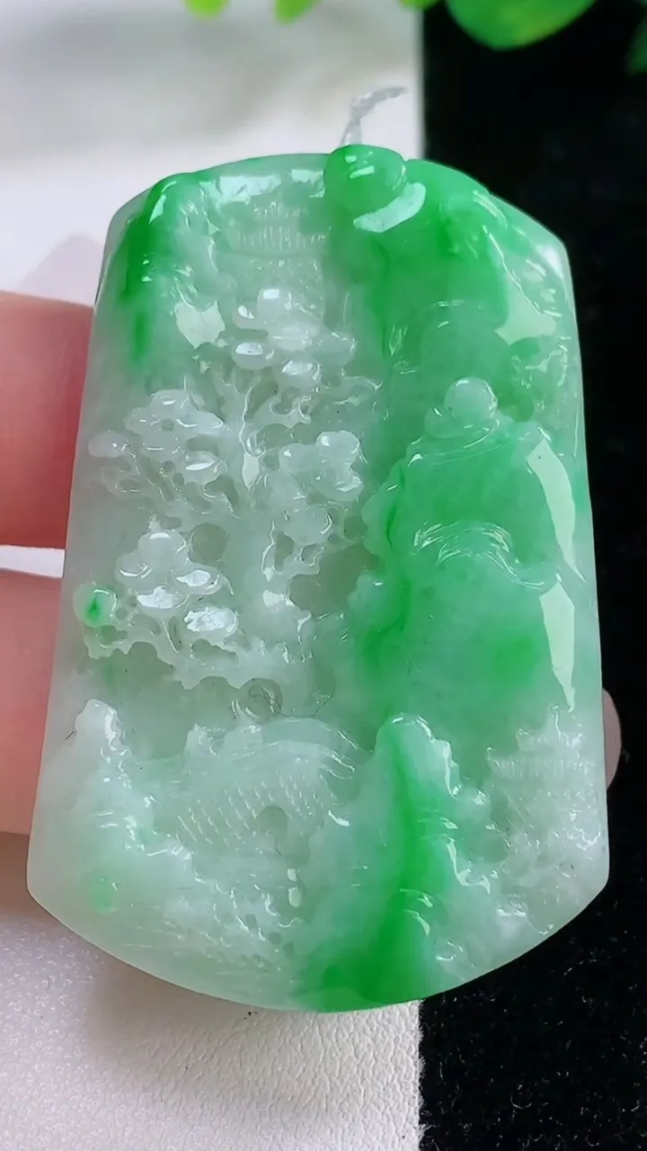 天然A货翡翠山水牌吊坠，尺寸51.7-33.7-5.5，重量:21.68g
12月2日