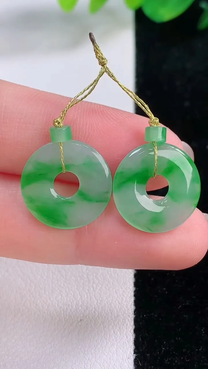 天然A货翡翠平安环吊坠一对，尺寸15.8-2，重量:5.28g
12月2日