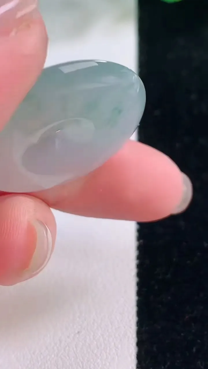 天然A货翡翠冰种飘花平安扣吊坠，尺寸29.2-5.3，重量:9.67g
12月2日