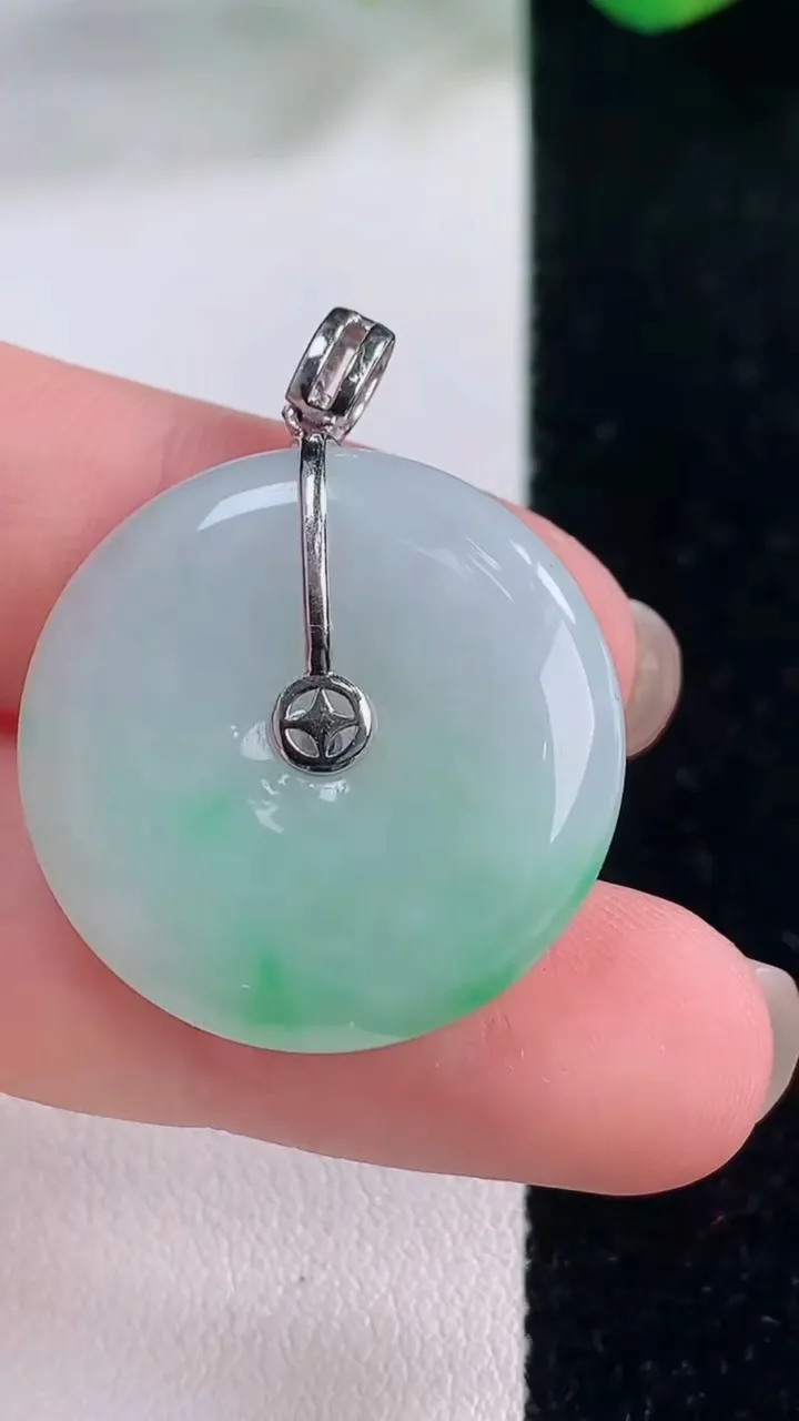 天然A货翡翠平安扣吊坠，尺寸25-5.9，重量:8.71g
12月2日