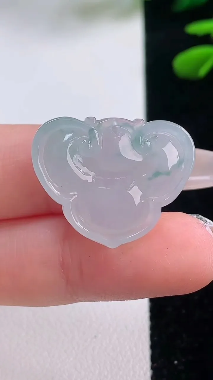 天然A货翡翠冰种飘花如意头吊坠，尺寸19.2-24.6-5.6，重量:5.90g
12月2日