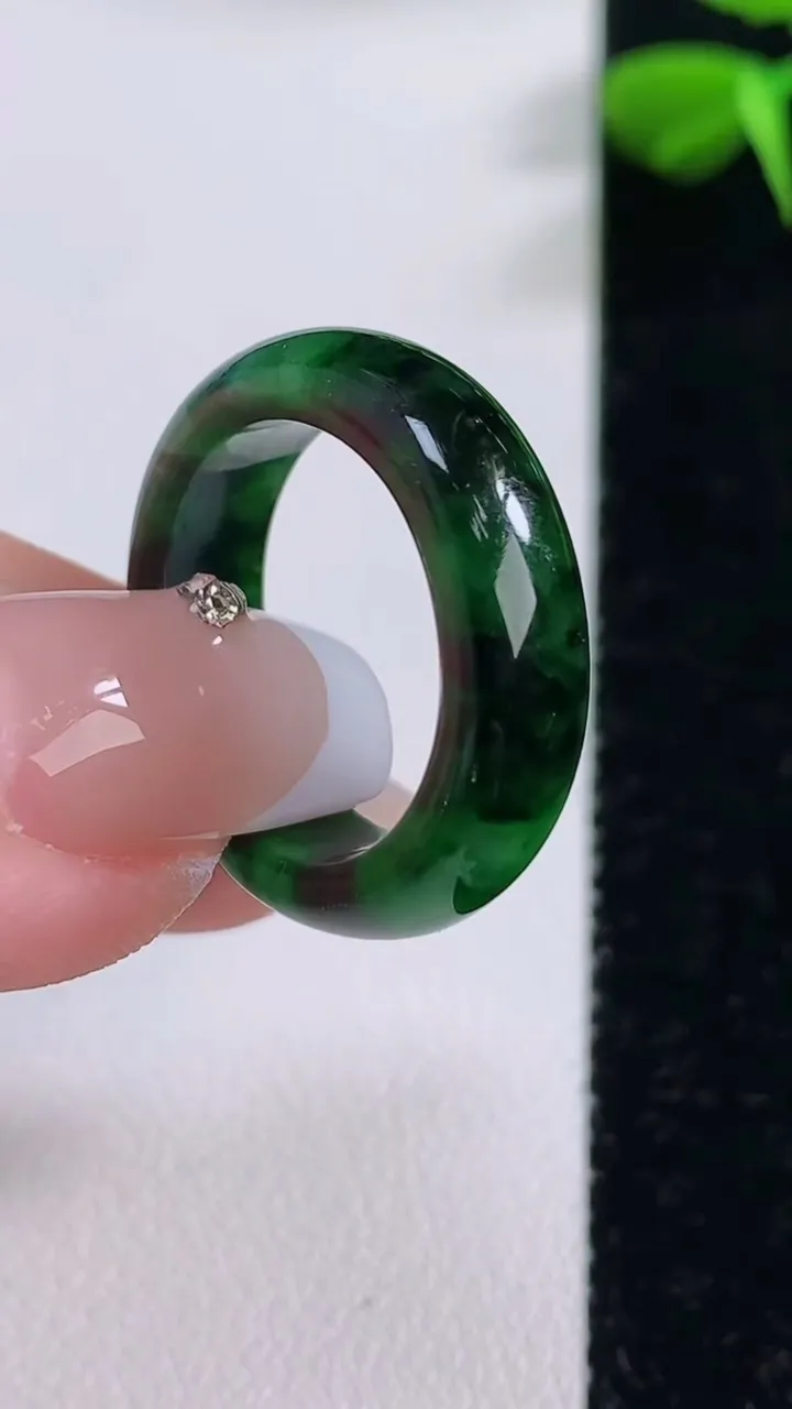天然A货翡翠指环戒指，尺寸17.2-6.3-3.8，重:3.87g2025年12月2日
工厂直销收藏佳品,种好水足，色泽均匀，有种有色，上手高大气！