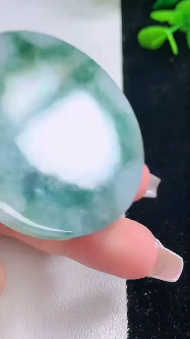 天然A货翡翠牌吊坠，尺寸56.7-5，重量:37.44g
12月2日