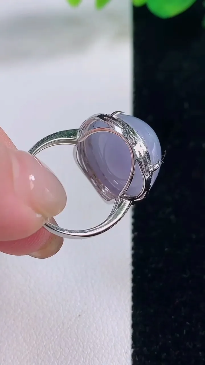 天然A货翡翠18K金紫罗兰蛋面戒指，尺寸17-17.5-15.5-10.4，重量:6.81g2025年12月2日
工厂直销收藏佳品,种好水足，色泽均匀，有种有色，上手高大气！