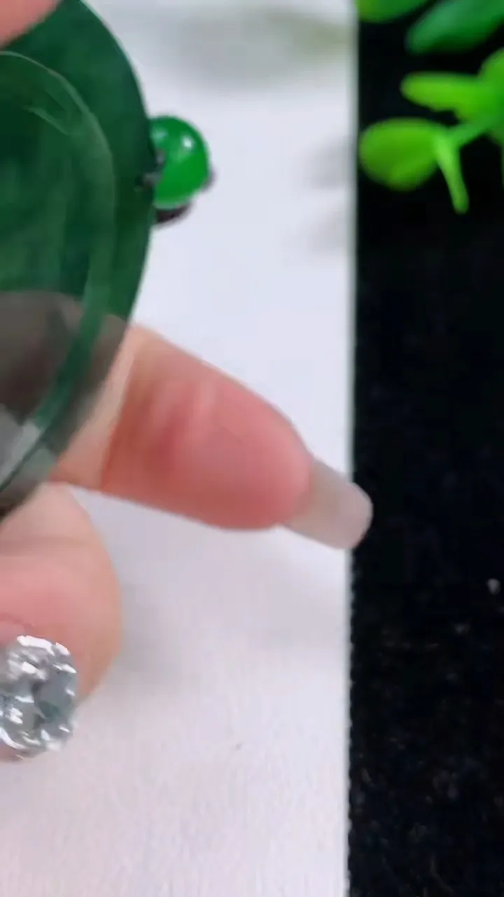 天然A货翡翠豹子吊坠，尺寸53.5-8，重:44.74g
12月2日