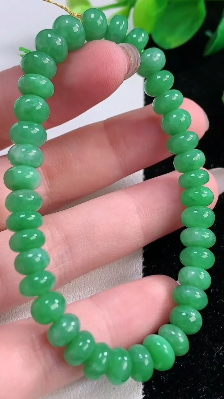 天然A货翡翠算盘珠手串，尺寸7-4.2-38颗，重量:18.19g12月2日
工厂直销收藏佳品,种好水足，色泽均匀，有种有色，上手高大气！