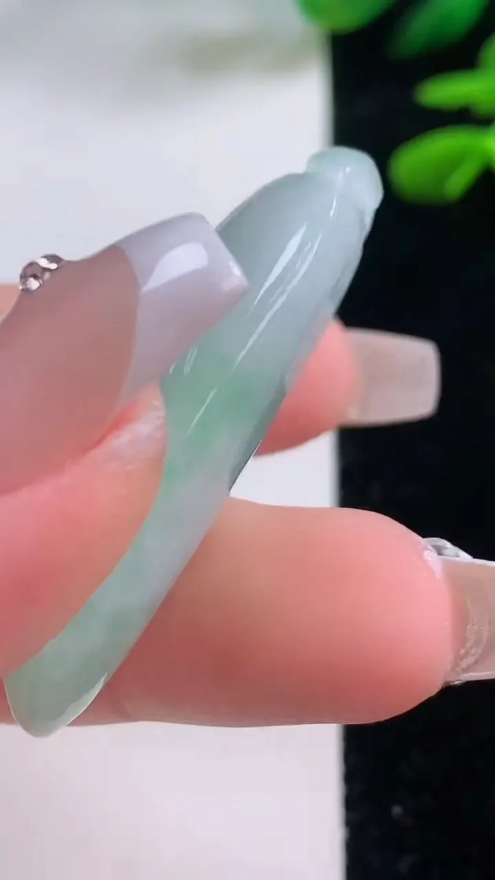 天然A货翡翠福瓜吊坠，尺寸42.4-16.6-11，重量:12.05g
12月2日