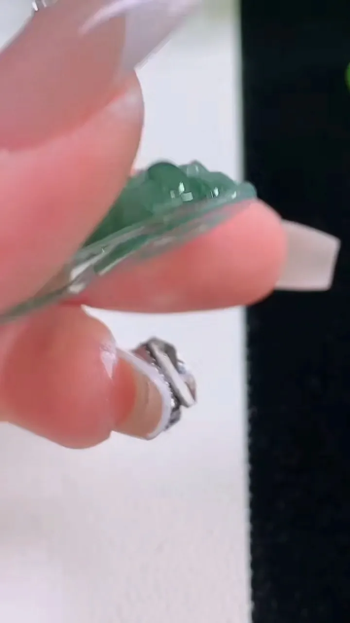 天然A货翡翠佛公吊坠，尺寸29.5-30-6.3，重量:8.23g
12月2日