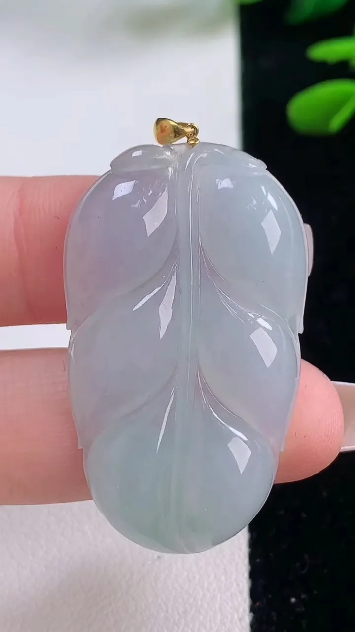 天然A货翡翠金枝玉叶 叶子吊坠，尺寸40.4-24-4.6，重量:9.86g
12月2日
