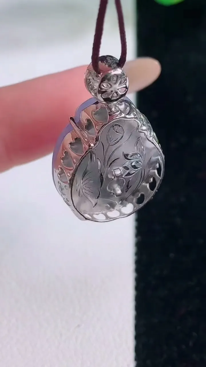 天然A货翡翠18K金紫罗兰寿桃吊坠，尺寸22-16.6-11.7，重量:7.40g
12月2日