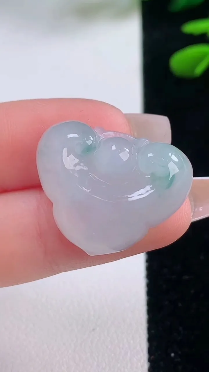 天然A货翡翠冰种飘花如意头吊坠，尺寸19.2-24.6-5.6，重量:5.90g
12月2日